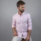 Camisa de algodón Oxford color rosado, con cuello abotonado, manga larga y logo bordado en el pecho.