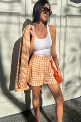 Blazer oversize con solapas y cuatro botones. Diseño estructurado con forro interior.