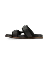 Sandalias negras con dos tiras anchas con hebillas plateadas.