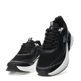 Championes urbanos Umbro modelo Vex, color negro con detalles en blanco y gris. Presentan una capellada de malla transpirable con refuerzos sintéticos, logo de la marca en el lateral y una entresuela robusta de diseño moderno.