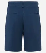 Bermuda de sarga color blanco, de corte recto y diseño básico con bolsillos laterales y traseros.