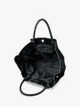 Cartera de mano de diseño estructurado y formato amplio, color negro, confeccionada en gamuza con cierre metálico frontal y asas cortas.
