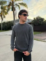 Sweater de tejido con textura waffle, cuello redondo y corte regular.