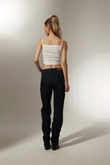 Pantalón de jean azul índigo con corte recto y diseño de puntos brillantes.