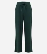 Pantalón deportivo Get Over de corte recto en color verde oscuro, confeccionado en microfibra elastizada. Cuenta con cintura elástica con lazo ajustable del mismo tejido y bolsillos frontales.
