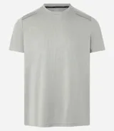 Remera deportiva de hombre con tecnología Dry, cuello redondo y mangas cortas. Presenta un diseño con estampa sutil tipo heat print y detalles de líneas en los hombros.