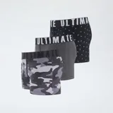 Pack de tres boxers de hombre. Uno es gris jaspeado liso, otro es negro con estampado de cruces blancas y el tercero es gris oscuro con estampado de camuflaje. Todos tienen cinturilla elástica blanca con texto negro.