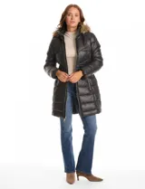 Campera de abrigo de largo medio marca Gallery, con diseño acolchado y costuras que definen la silueta. Cuenta con cierre frontal, bolsillos laterales con cierre, cuello elevado y capucha desmontable con borde de piel sintética.