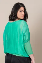 Blusa italiana color verde esmeralda de gasa, con cuello redondo, mangas 3/4 y lurex en cuello, mangas y ruedo.