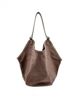 Cartera tipo hobo de gran capacidad confeccionada en símil gamuza color marrón, con diseño relajado, base sólida reforzada y ribete de cuerina a juego en los bordes. Cuenta con una sola asa de hombro y un compartimento interior independiente.