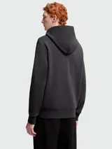 Buzo con capucha Moncler, color negro, de corte regular, con bolsillo frontal tipo canguro y parche circular con logo de la marca en el pecho.