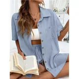 Conjunto de dos piezas color azul claro, compuesto por una camisa de manga corta con cuello italiano y cierre frontal de botones, y un short de tiro alto con cintura elástica y cordón ajustable.