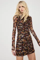 Minifalda de tule entallada con estampado animal print de mariposas monarca en tonos naranjas y negros.