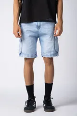 Bermuda cargo de jean 100% algodón, color celeste claro lavado, con bolsillos laterales tipo cargo con tapa y ruedo desflecado.