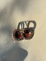 Par de aros de resina azul con borde de strass y arito de acero quirúrgico.