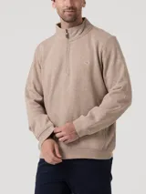 Buzo de hombre con medio cierre frontal y cuello alto, confeccionado en algodón orgánico con interior de french terry. Presenta un diseño liso en color taupe con un pequeño logo bordado en el pecho.