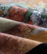 Remera negra de algodón con cuello redondo y mangas cortas, con estampa frontal rectangular que reproduce la obra de arte "Vase of Flowers" de Odilon Redon.