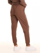 Pantalón tipo jogger de la marca Match Fit, con cintura elástica ajustable mediante cordón, bolsillos laterales y puños elásticos en los tobillos.