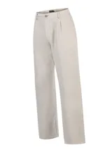 Pantalón de lino color beige, de corte recto y holgado, con bolsillos laterales y cierre de botón y cremallera.