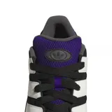 Championes Adidas Forum 2000 de estilo urbano, color negro con las icónicas tres tiras laterales en blanco. Presenta detalles en color violeta en la lengüeta y el talón, con una suela de plataforma blanca y base negra.