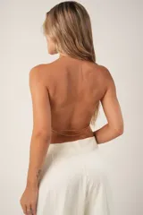 Pantalón sastre negro de corte ancho con pinzas en la cintura y bolsillos laterales.