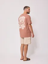 Short tipo cargo color marrón, con cintura elástica y cordón de ajuste. Presenta bolsillos laterales con solapa y diseño de corte recto.