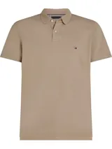 Chomba color beige de Tommy Hilfiger, modelo 1985, de corte regular y mangas cortas. Tiene cuello tipo chomba, cartera de dos botones y logo de la marca bordado en el pecho.