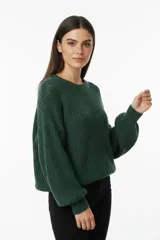 Sweater de tejido de punto grueso, color bordó, con cuello redondo a la base, mangas largas y corte holgado.