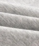 Pantalón de corte super baggy confeccionado en tejido de algodón y poliéster, color gris melange. Presenta un diseño urbano con estampado de serpiente tribal en color negro en las piernas, cintura elástica y bolsillos laterales.