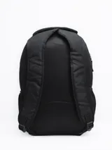 Mochila negra con tres compartimentos con cierre y dos bolsillos laterales abiertos con elástico.