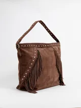 Cartera tipo hobo color rojo, confeccionada en gamuza, con flecos laterales, tachas metálicas decorativas y asa de hombro.