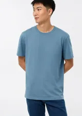 Remera básica celeste de corte regular, con cuello redondo y mangas cortas.