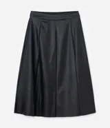 Falda midi de corte evasé confeccionada en cuero sintético (PU) de color negro. Presenta cintura estructurada con pasacintos y diseño de paneles verticales que aportan fluidez a la prenda.