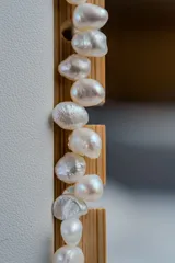 Collar de perlas de agua dulce naturales con formas irregulares, montado sobre una cadena de acero quirúrgico.
