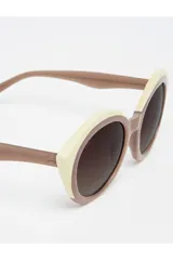 Lentes de sol Tiwi Melvile con montura bicolor coconut brillante y havana de goma, con lentes marrones degradadas planas.
