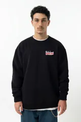 Buzo negro de corte oversize con estampado gráfico en la espalda que presenta la leyenda 'Vernal Club' y un personaje ilustrado con estilo underground.