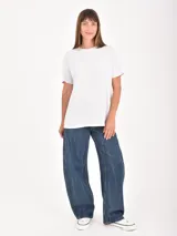 Remera de cuello redondo y manga corta, con un diseño básico y corte holgado en color blanco jaspeado.