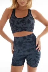 Top deportivo con breteles anchos y estampado batik en tonos grises y negros.