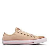 Championes Converse color beige, de lona, con suela blanca y detalles en marrón.