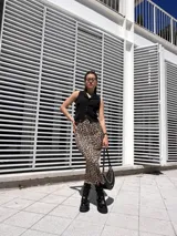 Falda midi de modal elastizado con estampado animal print.