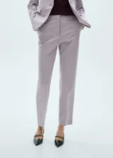 Pantalon de vestir de corte recto y tiro medio, con trabillas en la cintura, bolsillos laterales y bolsillos de ribete en la parte posterior.