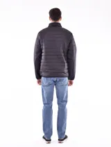 Campera acolchada color verde militar, con cuello mao y cierre frontal con cremallera.