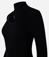 Blusa de punto acanalado color lila, con cuello alto, mangas largas y abertura en el hombro.