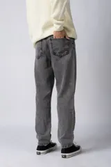 Jean de corte mom fit en color gris lavado, confeccionado en denim resistente, con diseño de tiro medio y ajuste holgado en las piernas.