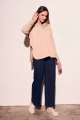 Hoodie color beige de algodón con cordones ajustables en el cuello.