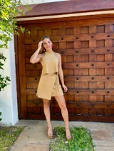 Caravanas colgantes de diseño floral en color rojo intenso, compuestas por una base de cuentas pequeñas y pétalos de resina en forma de flor.