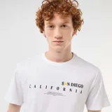Remera blanca de manga corta y cuello redondo, confeccionada en algodón, con estampado tipográfico "San Diego California" en el pecho.