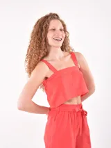 Top corto color rojo coral, con escote cuadrado y tirantes anchos.
