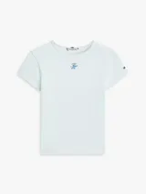 Remera celeste de corte slim, confeccionada en punto de algodón ligeramente elástico, con cuello redondo y logo texturizado en el pecho.