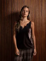 Top de terciopelo negro con breteles finos y detalle de encaje en el escote.